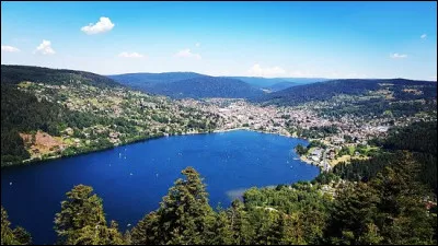 Voici le majestueux lac de Gerardmer, dans quel massif sommes-nous ?
