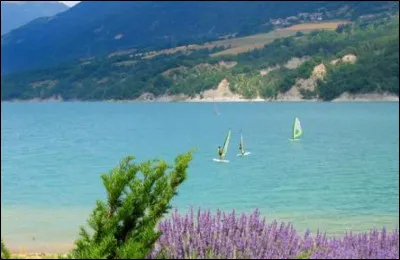 Quel est le nom de cette retenue d'eau alimentant une centrale hydro-électrique EDF, sur le Drac, surplombée par le petit train de la Mure ?