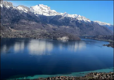 Sur les rives de quel grand lac se situent les villes du Veyrier-du-Lac et Talloires ?