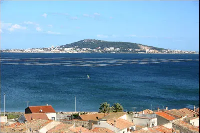 Dans quel étang le canal du Midi débouche-t-il, sur la commune de Marseillan ?