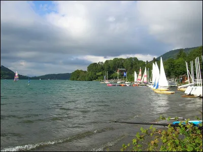 Sur les rives de quel lac isérois est érigée une statue de Napoléon ?