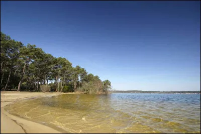 Quel est ce plan d'eau de 1 985 ha, qui fait partie des grands lacs landais, communiquant au nord, avec le lac d'Hourtin, dans le département de la Gironde ?