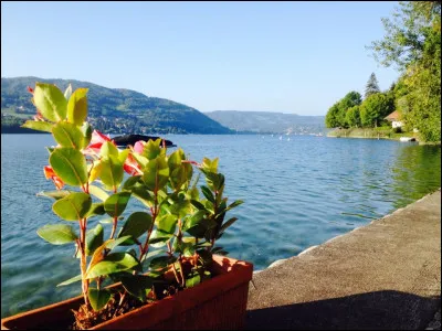 Quel est ce lac qui abrite un site néolithique, dans les Terres froides (Bas dauphiné) ?