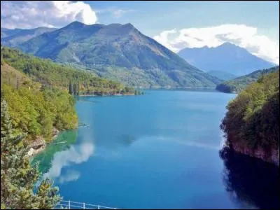 Quel est ce lac artificiel à cheval sur les départements de l'Isère et des Hautes-Alpes dans lequel vous pourrez vous baigner si vous allez à Corps ?
