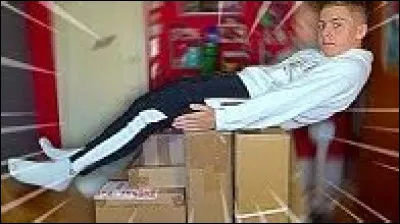 Avec qui est-il parti à Barcelone ?