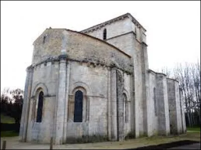 Vous avez sur cette image l'église Saint-Eugène-et-Sainte-Marthe de Xaintray. Autre commune de Nouvelle-Aquitaine, celle-ci dans l'arrondissement de Parthenay, elle se situe dans le département ...