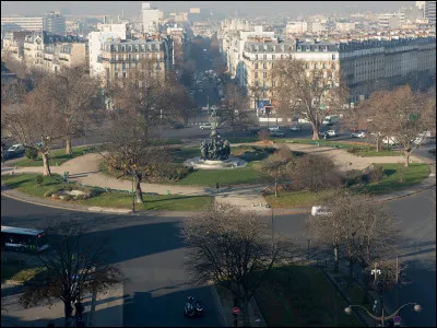 Quelle statue se trouve sur la place de la Nation ?