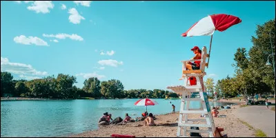 Quelle île aux étranges sculptures a été inscrite au Patrimoine mondial par l'UNESCO ?