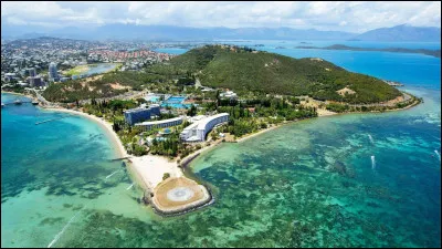 Ville peuplée à 23,8 % de kanaks - La marina "Port du Sud" dans la baie de l'Orphelinat - climat tropical - l'église Saint-Jean-Baptiste de la Vallée des Colons