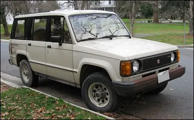 Partons du côté de l'Océanie avec ce VUS nippon renommé. Son constructeur faisait partie du groupe GM avant de mettre la clé sous la porte en 2017. Quel est ce VUS ?