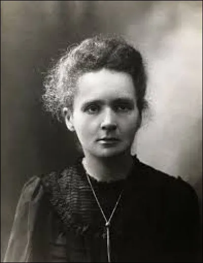 Marie Curie reçoit le prix Nobel de physique (avec son époux Pierre et Henri Becquerel) en 1903. En quelle année reçoit-elle celui de chimie ?