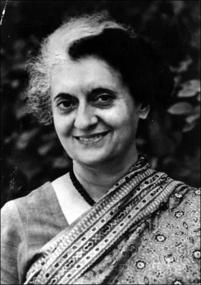 Figure majeure de la politique indienne de la seconde moitié du XXe siècle, de qui Indira Gandhi est-elle la fille ?