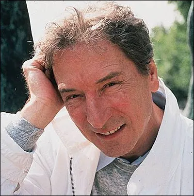 Quelle est la particularité de la structure narrative de "L'Été meurtrier" de Sébastien Japrisot ?