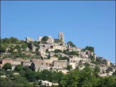 Voici une vue de Lacoste et des ruine du ch&acirc;teau du marquis de Sade. Village de la r&eacute;gion P.A.C.A., dans le parc naturel r&eacute;gional du Luberon, il se situe dans le d&eacute;partement ...
