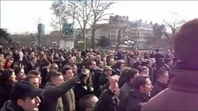 La police est intervenue dimanche sur le parvis de Notre-Dame  l'occasion d'un 'kiss-in', une sance de baisers en public. Que se passait-il ?