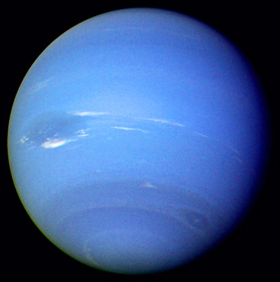 Quel est le gaz de l'atmosphère de Neptune, absorbant le rouge, qui lui donne cette couleur bleue ?