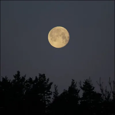 Pourquoi la lune brille-t-elle la nuit malgré son inertie complète ?