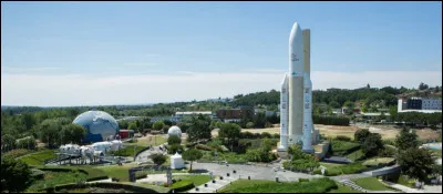 Où est située la Cité de l'espace, le plus grand parc d'attraction au monde consacré à l'espace ?