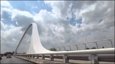 À quelle ville allemande le pont de l'Europe relie-t-il Strasbourg ?