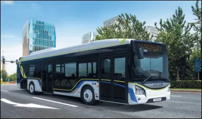 Un bus parcourt un trajet de 48 km et effectue 42 arrêts de 1 minute chacun (on ne compte pas celui du départ). 
Le bus met 10 minutes pour effectuer 4 km sans s'arrêter. 
Combien de temps va-t-il mettre pour parcourir son trajet ?