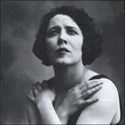 Elle a été une grande vedette de la chanson des années 1920 avec ses succès "Le Raccommodeur de faïence" et surtout "Les Roses blanches" : il s'agit de ... Sylva.