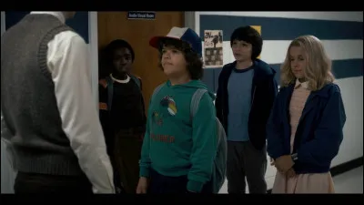 Quand ils essayent de rentrer dans le club d'audio-visuel et que monsieur Clark les surprend, comment Mike appelle-t-il Elfe ?