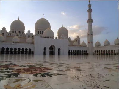 Pour achever ce quiz, envolons-nous vers le Moyen-Orient et, plus précisément, Abu Dhabi, capitale des Émirats Arabes Unis. N'y cherchez pas :