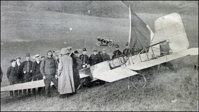 Qui était le premier aviateur à avoir traversé la Manche le 25 juillet 1909 ?