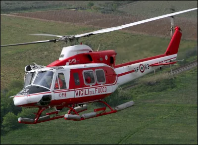 Sur un hélicoptère, qu'est-ce qui remplace les ailes d'un avion et qui joue le même rôle ?