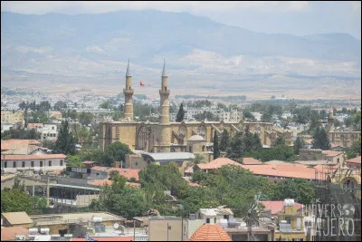 Capitales : La ville de Nicosie provient du mot grec Lefkosia qui fait référence à une couleur abondante dans le pays, laquelle ?