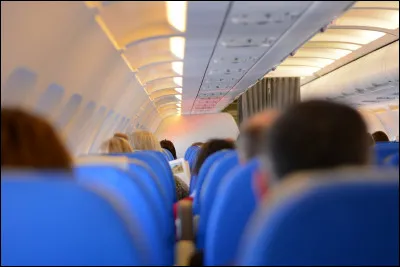 Tu es dans l'avion, une hôtesse de l'air vient d'annoncer un léger problème technique qui devrait être résolu rapidement...