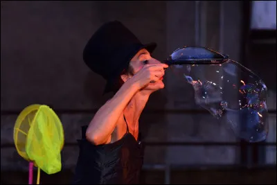 Un clown fait un spectacle pour des enfants...