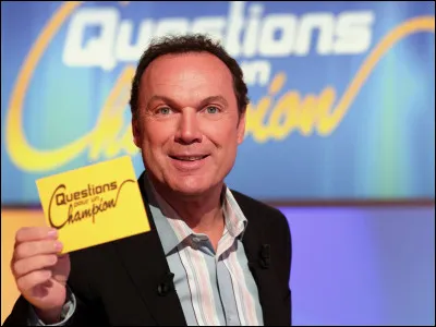 Qui remplaça Julien Lepers à la présentation de "Questions pour un champion" ?