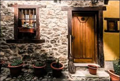 Que doit-on mettre devant sa porte pour éloigner le malheur ?