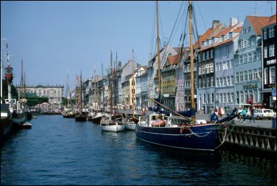 Y a des marins qui ... - ... de ... et de drames - Aux ... lueurs !