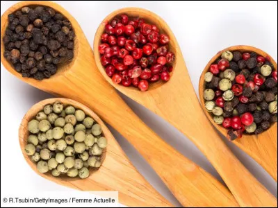 La couleur du poivre (noire, rouge, verte, blanche) dépend de l'espèce de poivrier dont les baies sont issues.