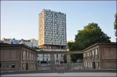 Quelle est la particularité de la tour Albert se situant dans le 13e arrondissement de Paris ?