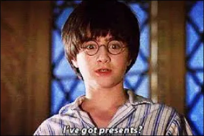 Quel est le cadeau que Harry reçoit de ses parents lors de son premier Noël à Poudlard ?