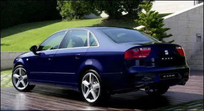 Cette Seat « E... » aurait dû s'appeler « Exit », car c'est ce qu'elle a fait assez rapidement sur le marché. Pourtant, ce modèle était la refonte d'une ... (Trouvez la marque !)