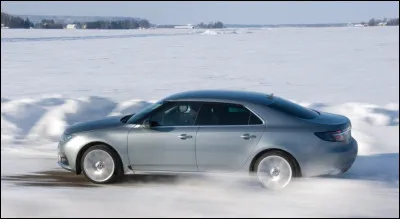 Voici la Saab « 9-5 Aero Sedan », qui fut le dernier échec commercial avant la fin de la marque. Mais pourquoi justement « Sedan » ?