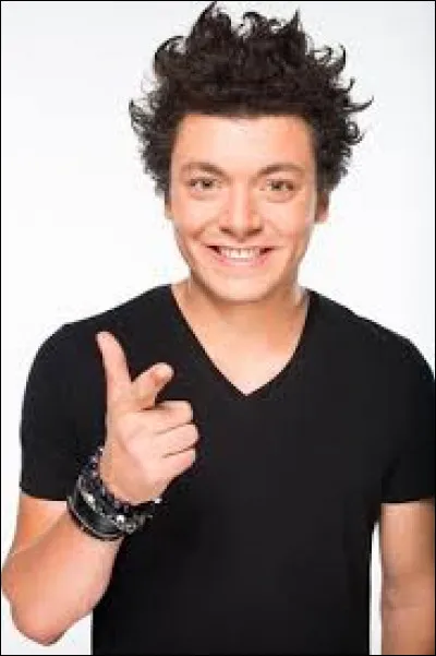 Dans quelle série comique joue Kev Adams ?