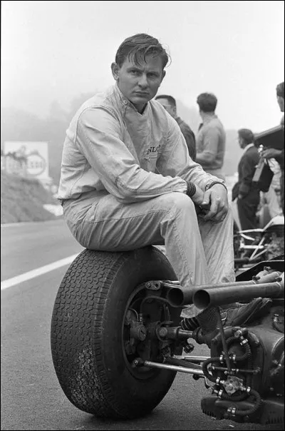 Ce pilote automobile néo-zélandais a été le plus jeune vainqueur d'un Grand Prix de Formule 1 en 1959 à 22 ans, a remporté les 24 h du Mans avec Ford en 1966 et a ensuite eu l'ambition de construire ses propres voitures : il se prénomme ...