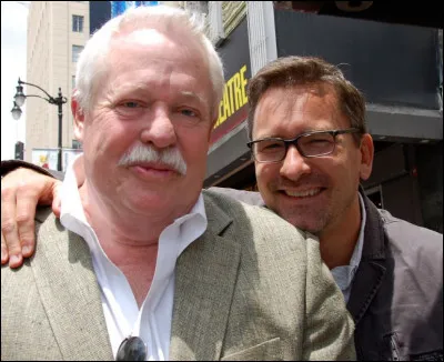 Que manque-t-il au titre de la fameuse série de livres d'Armistead Maupin "Les Chroniques de ... " ?