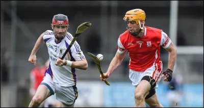 De quel pays vient le hurling, un jeu de balle et de crosse, au rythme soutenu ?