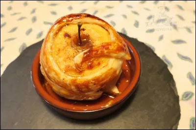 Quel nom donne-t-on, en Normandie, à la cuisson d'une pomme sous une pâte après l'avoir farcie d'un mélange sucré au calvados ?