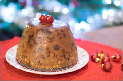Quel ingrédient n'entre pas dans la recette traditionnelle du consistant plum pudding qui se sert en Angleterre à Noël ?
