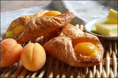 L'Oranais, pâte briochée ou feuilletée à la crème pâtissière avec 2 demi-oreillons de fruit, est aussi appelé "lunettes aux ... "