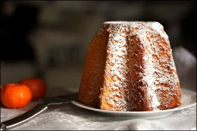 Quel est ce gâteau de Noël italien, doré et de la forme d'un cône tronqué, dont la section est une étoile à 8 branches ?