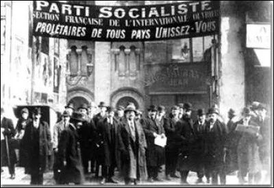 Ev&eacute;nement majeur dans l'histoire de la gauche fran&ccedil;aise, le 18ᵉ congr&egrave;s de la Section fran&ccedil;aise de l'Internationale ouvri&egrave;re (SFIO) se tient du 25 au 30 d&eacute;cembre 1920 : il d&eacute;bouche sur une scission et la cr&eacute;ation du parti Communiste. Sous quel nom ce congr&egrave;s est-il connu ?