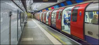 La première ville à avoir eu son métro en 1836 est...